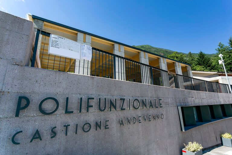 Polifunzionale di Castione Andevenno con copertura in legno lamellare