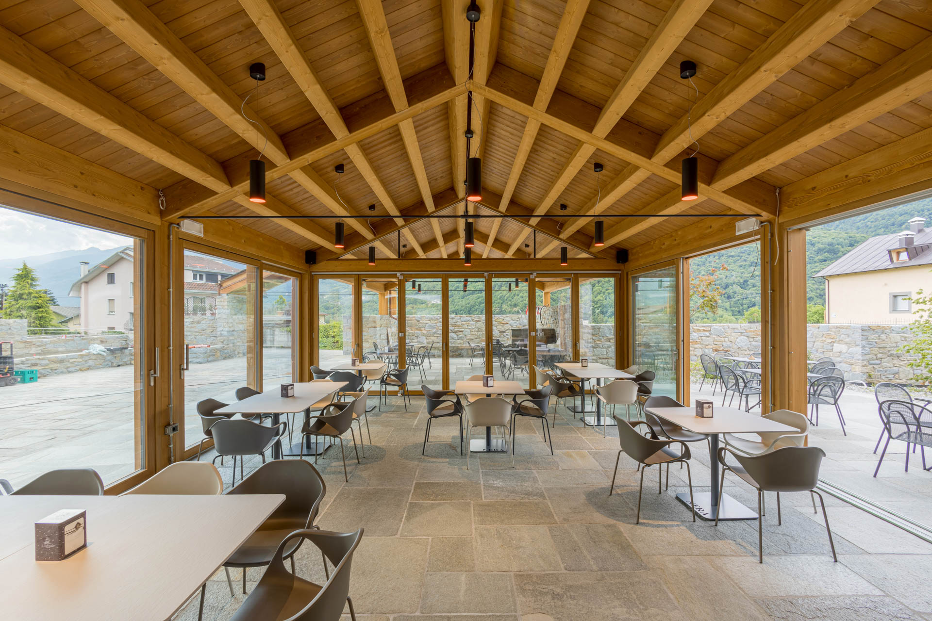 Sala Degustazione Casa Vinicola Nera: progetto di veranda in legno