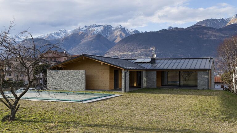 Villa con tetto in legno a Colico