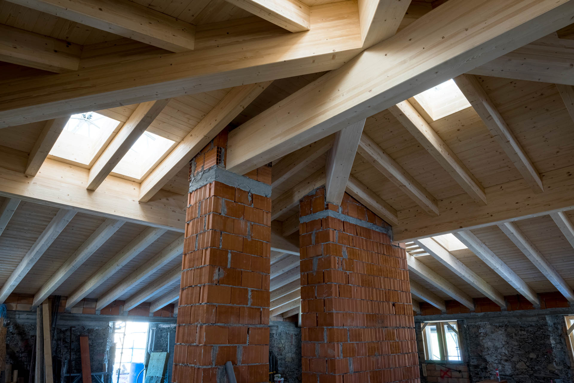 Ristorante con tetto in legno in provincia di Sondrio