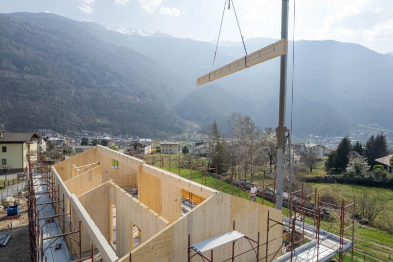 strutture in legno prefabbricate per casa in legno in fase di assemblaggio in cantiere