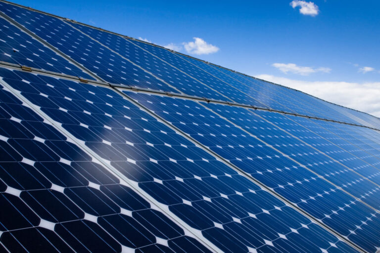 energia rinnovabile prodotta da impianto fotovoltaico su tetto di stabilimenti produttivi di segheria e carpenteria in legno