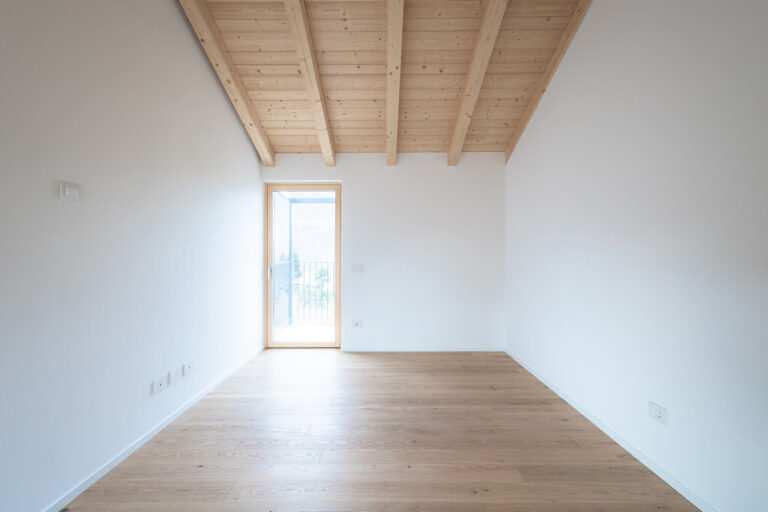interno di casa in legno con finiture