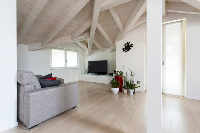 tetto in legno per casa privata realizzato da Rainoldi Legnami